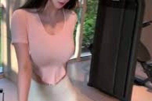 网红钟美美给妈妈买奔驰她却哭了：38岁求职一年未果